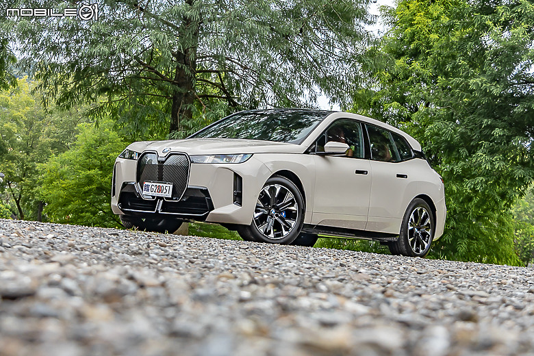 BMW 小改款 iX xDrive45 M Sport 試駕|霸氣更增、續航更長的純電旗艦!