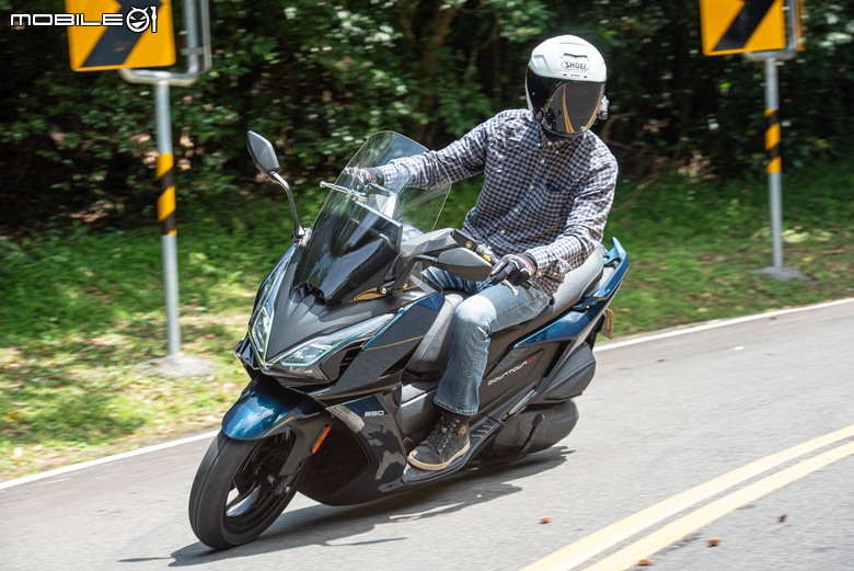 點我看大圖 KYMCO DOWNTOWN GT350 試乘|超乎預期的運動性、全方位黃牌大羊!