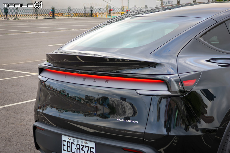 Tesla Model Y 小改款 Long Range AWD 試駕｜千里電耗實測、體驗其全面性的有感升級！