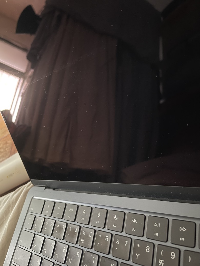 MacBook 螢幕上為什麼會有這個印痕？