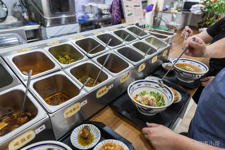 宜蘭羅東美食推薦-甩壹碗雲南米線專賣店，十幾種佐料任你加，老闆記憶裡的雲南米線就要這樣吃才好吃！！！