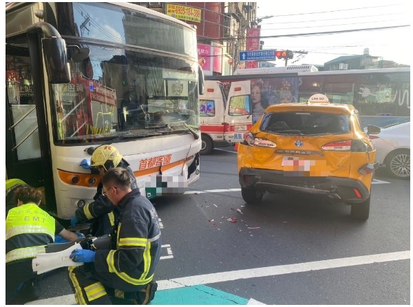 中和307公車往前推撞，機車女乘客捲車底，急救不治