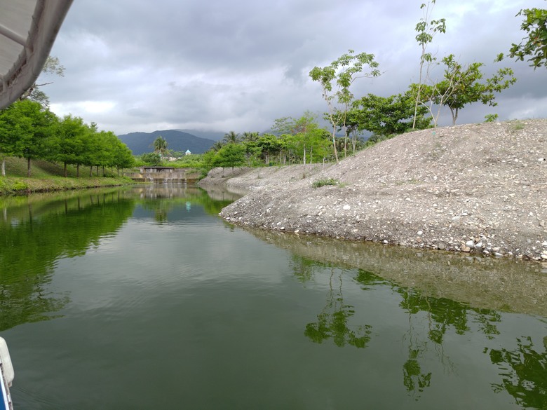 點我看大圖 【遊記】在花蓮只要跟「星巴克」有關,就會成為「熱門景點」,A2 水岸 - 大漠國渡