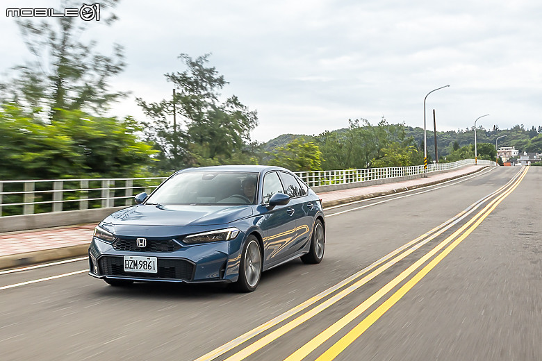 Honda 小改款 Civic e:HEV 試駕｜輕快好開又省油，均衡操控沒話說！