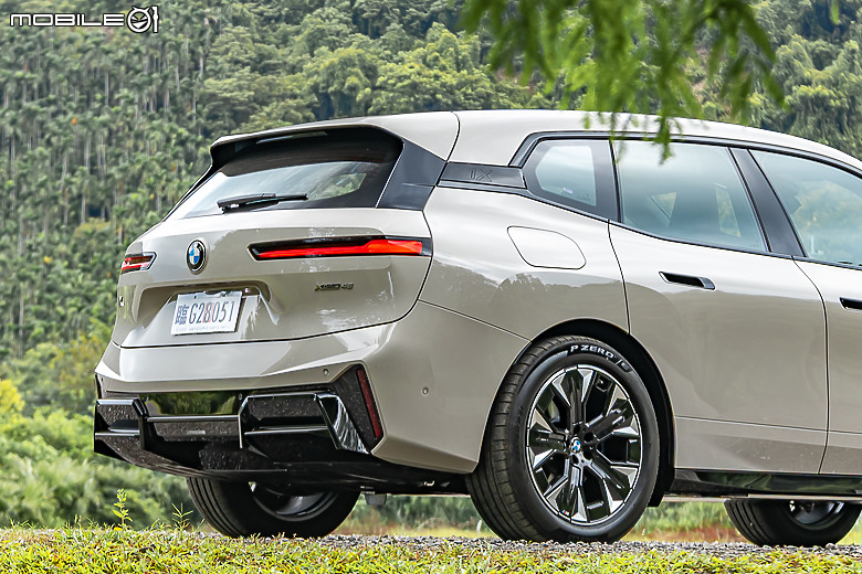 BMW 小改款 iX xDrive45 M Sport 試駕|霸氣更增、續航更長的純電旗艦!