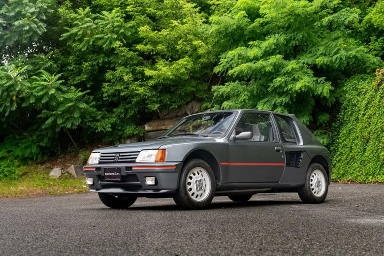 這輛極罕見的Peugeot 205 Turbo16 限量兩百台可以上路的賽車