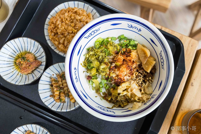宜蘭羅東美食推薦-甩壹碗雲南米線專賣店，十幾種佐料任你加，老闆記憶裡的雲南米線就要這樣吃才好吃！！！