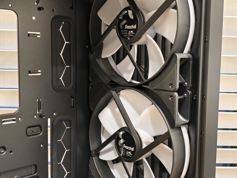 (舊殼開箱) 主打高風量的散熱布局，Fractal Design Torrent Compact & Nano開箱試用