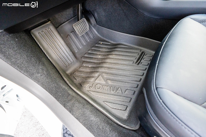 交車後才是入坑的開始！陳家小白 Model 3 的保險／隔熱紙選擇、還有 JOWUA 大全配件入手心得