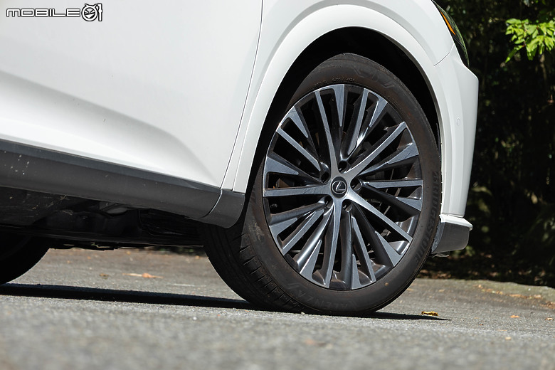 Lexus RX 450h+ 旗艦版試駕|淺嚐純電生活,從插電式油電動力開始!