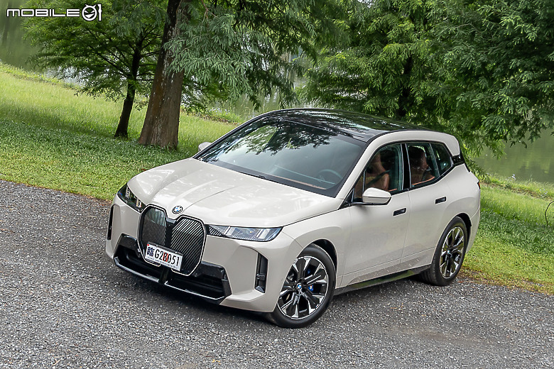 BMW 小改款 iX xDrive45 M Sport 試駕|霸氣更增、續航更長的純電旗艦!