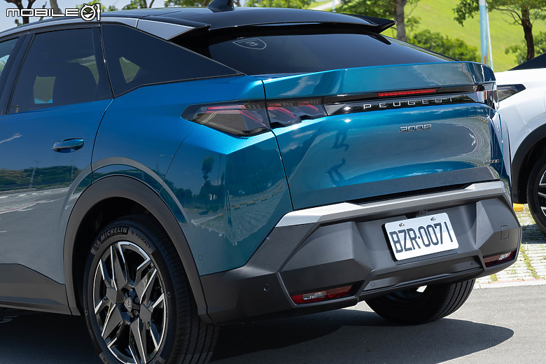 Peugeot 3008 大改款試駕｜降價更超值，以全新油電動力強勢挑戰中型休旅市場！