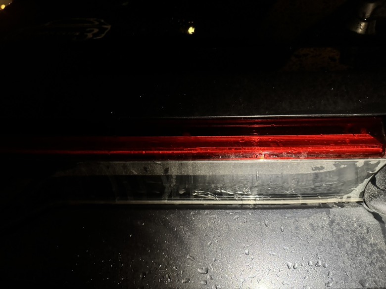 請問你的三代HRV 後倒車燈具總成有裂痕嗎?現在新發售Hrv ehev品質如何?