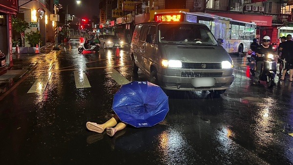 福斯客貨車撞倒行人，最後棄車徒步逃逸