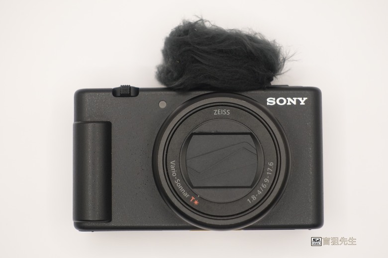 【盲狙先生傳124】SONY ZV-1 & ZV-1M2 | ❤️旅人的觀景小列車❤️ 輕巧方便的旅拍\生活紀錄vLog機，只能二選一你的決定?
