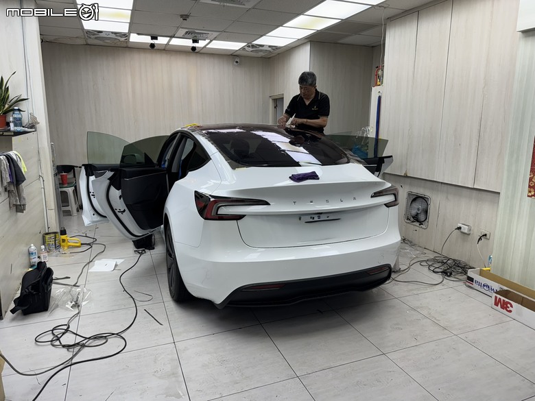 交車後才是入坑的開始！陳家小白 Model 3 的保險／隔熱紙選擇、還有 JOWUA 大全配件入手心得