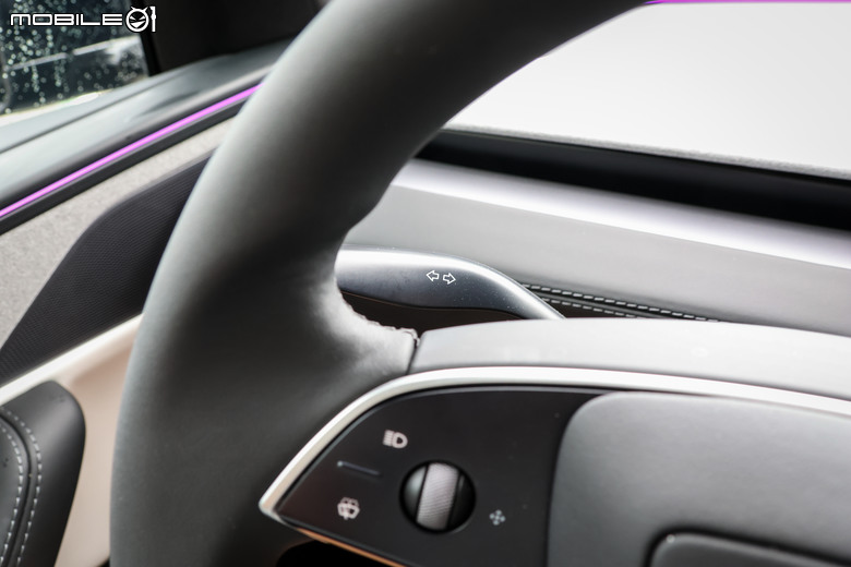 Tesla Model Y 小改款 Long Range AWD 試駕｜千里電耗實測、體驗其全面性的有感升級！