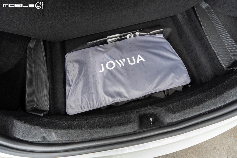 交車後才是入坑的開始！陳家小白 Model 3 的保險／隔熱紙選擇、還有 JOWUA 大全配件入手心得