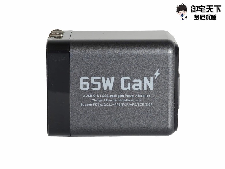 開箱|【E-books】GaN 氮化鎵 65W 極速充電器 - USB-C 伸縮線設計,一顆搞定 3 台設備充電需求!