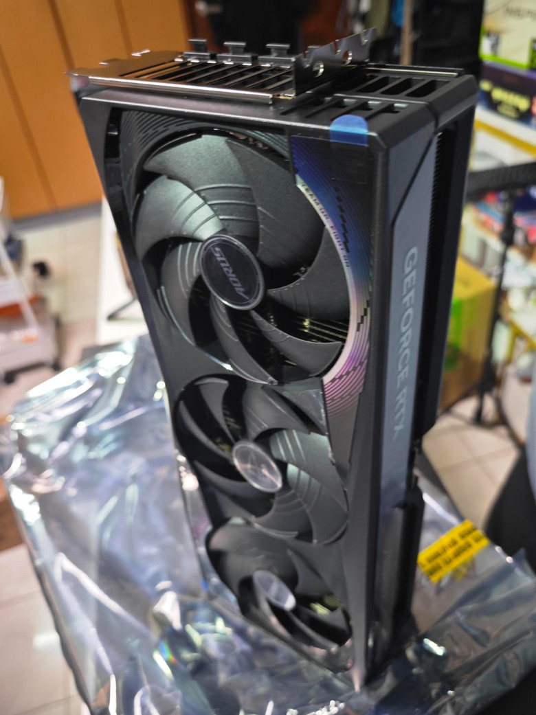 德亞啟動!7萬6技嘉5090 MASTER超級雕開箱！RGB顯卡螢幕、雙BIOS 效能、溫度、風扇噪音簡易實測。