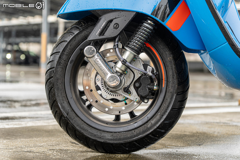 Vespa GTS 300 Super Sport 從容穿梭 自在馳騁｜老偉士的靈魂、新世代的進化！