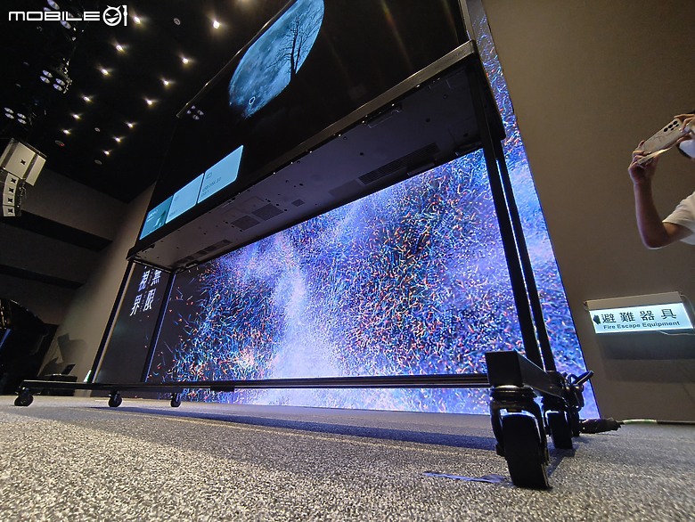 點我看大圖 【 體驗會實況 】LG 以透明面板 「SINGNATURE OLED T」旗艦機種領軍,展現顯示器產品未來的嶄新風貌!