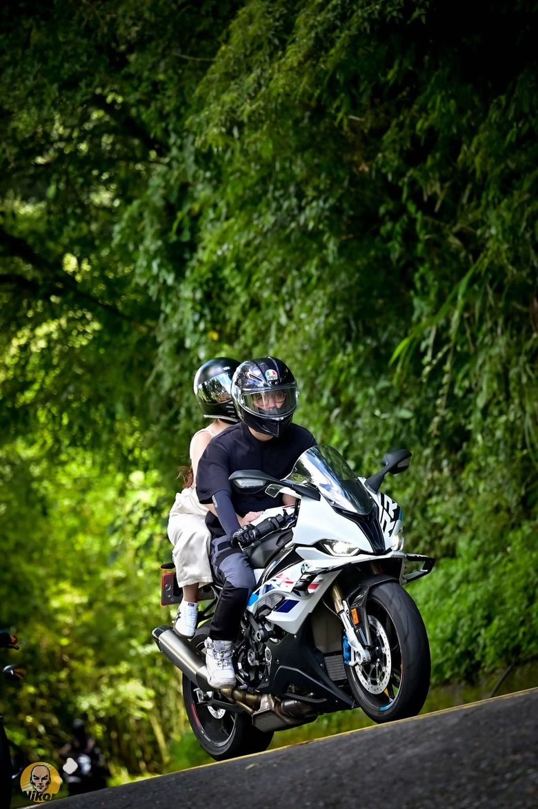【最後一刻才開箱】菜雞的第一台重機 BMW S1000RR M版(23年式)