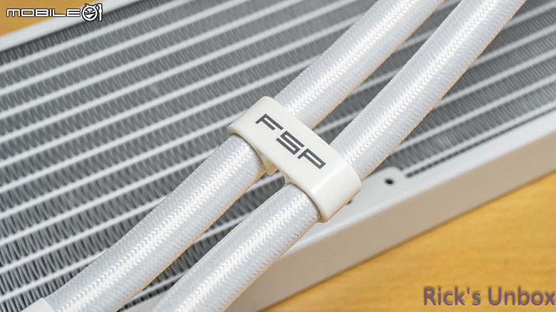 點我看大圖 【開箱】全漢首款一體式水冷 | FSP AE36 WHITE