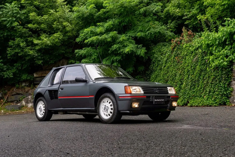 這輛極罕見的Peugeot 205 Turbo16 限量兩百台可以上路的賽車