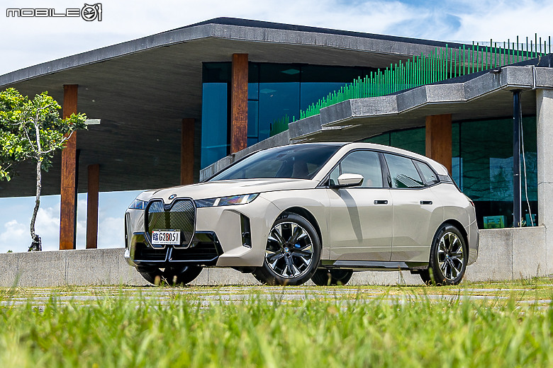 BMW 小改款 iX xDrive45 M Sport 試駕|霸氣更增、續航更長的純電旗艦!