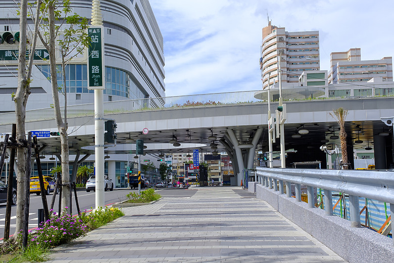 高雄新火車站、美麗島捷運站、東港海味與街頭攝影旅拍 - 使用X-PRO2相機與蔡司 Touit 鏡頭
