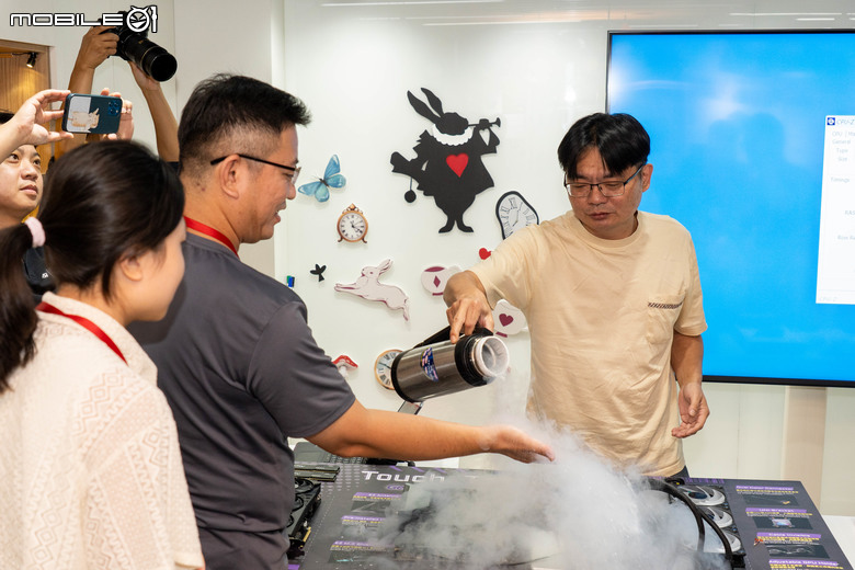 【活動體驗】Mobile01 x 微星 EZ DIY PC 組裝體驗會 體驗 DIY 組裝樂趣／液態氮超頻 還有專業小姐姐指導