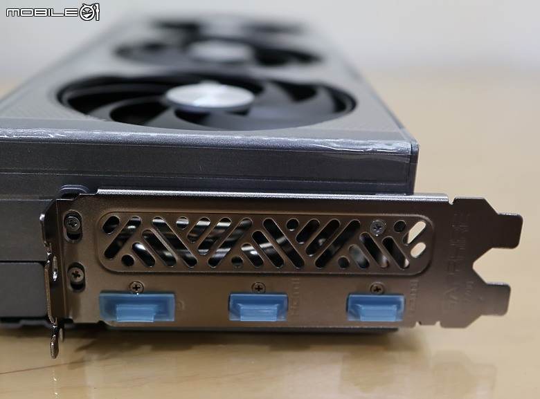 點我看大圖 雙 HDMI 保護框體設計 SAPPHIRE 藍寶石 Nitro+ 9060XT 16GB 開箱
