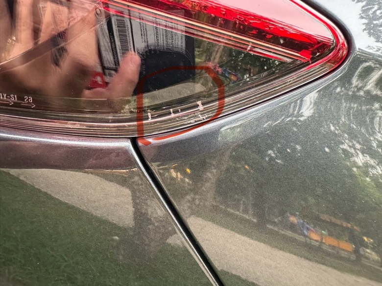 請問你的三代HRV 後倒車燈具總成有裂痕嗎?現在新發售Hrv ehev品質如何?