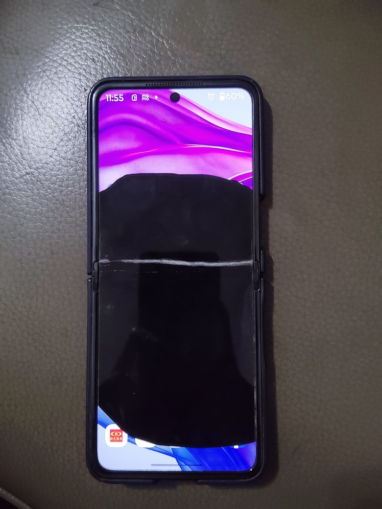 moto arzr 50 ultra螢幕中間摺痕破裂