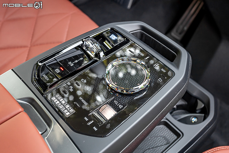 BMW 小改款 iX xDrive45 M Sport 試駕|霸氣更增、續航更長的純電旗艦!