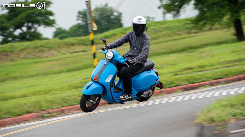 點我看大圖 Vespa GTS 300 Super Sport 從容穿梭 自在馳騁|老偉士的靈魂、新世代的進化!