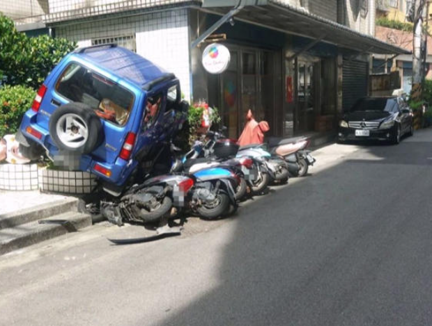 阿嬤 開吉普車