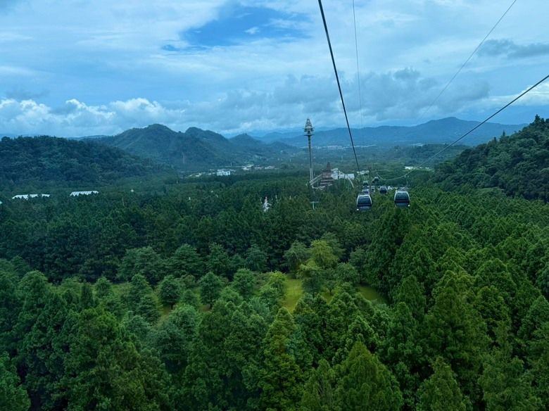 去日月潭搭纜車順便玩了九族文化村,夏天園內超涼的