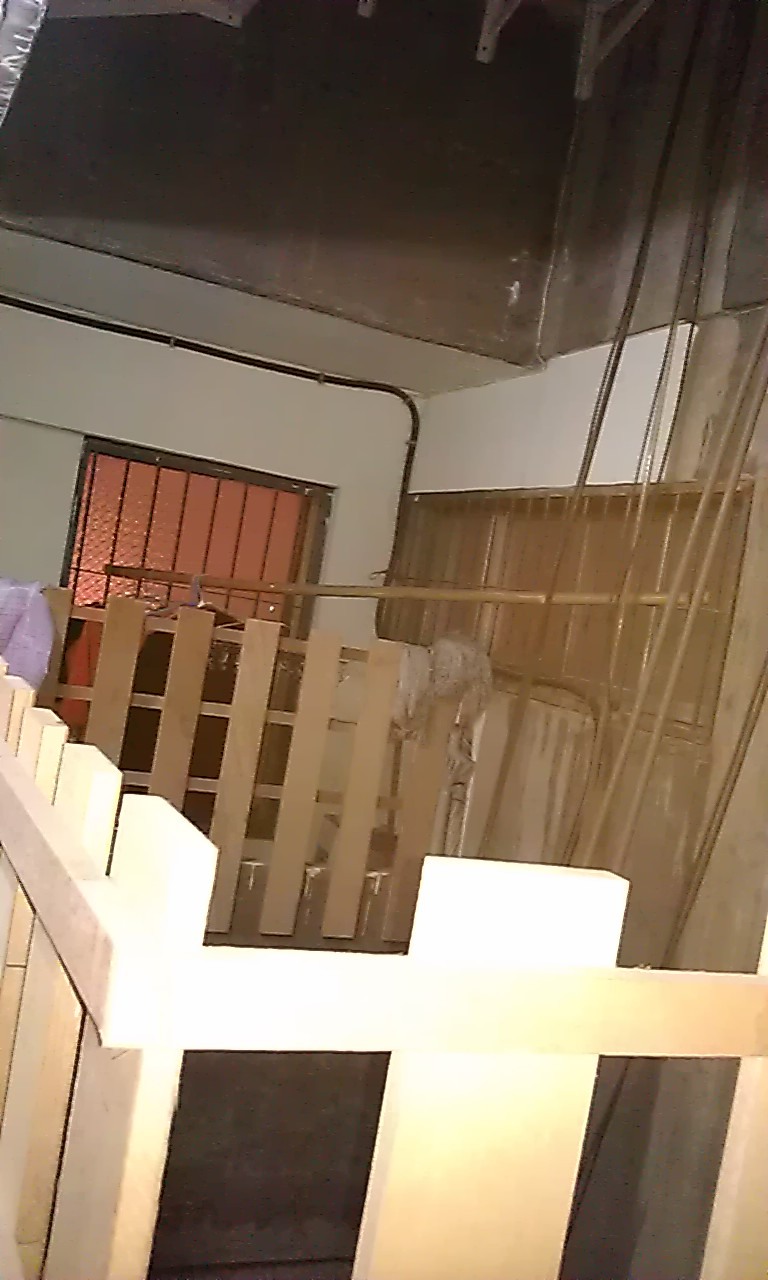 對門屋主黃老師一家分三段私吞共用的天井走道