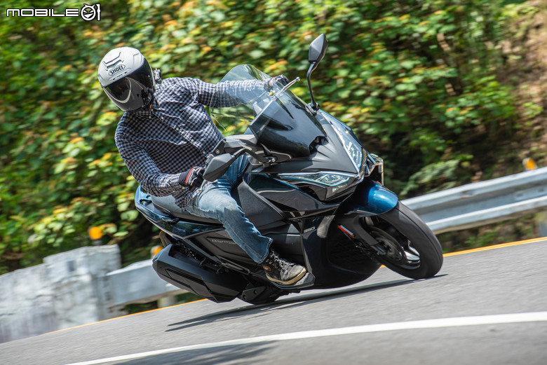 點我看大圖 KYMCO DOWNTOWN GT350 試乘|超乎預期的運動性、全方位黃牌大羊!