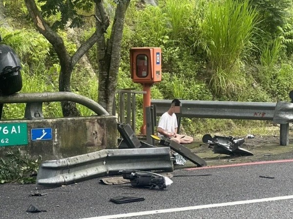 國六隧道，追撞大翻車