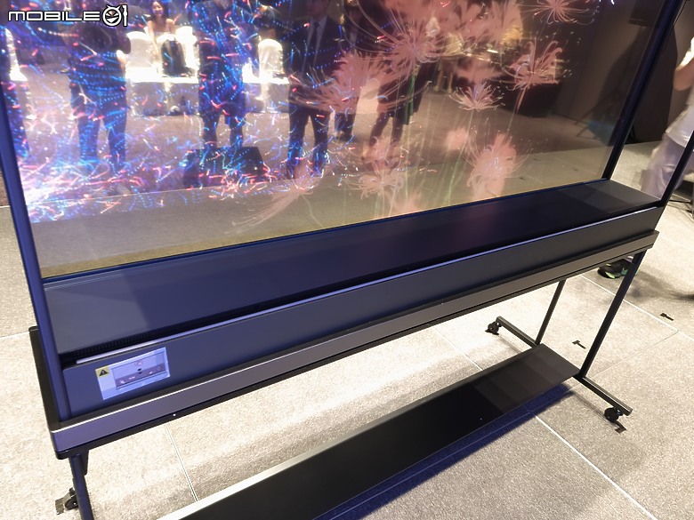 點我看大圖 【 體驗會實況 】LG 以透明面板 「SINGNATURE OLED T」旗艦機種領軍,展現顯示器產品未來的嶄新風貌!