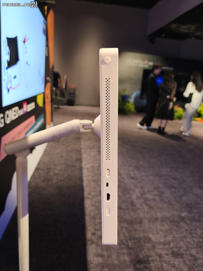點我看大圖 【 體驗會實況 】LG 以透明面板 「SINGNATURE OLED T」旗艦機種領軍,展現顯示器產品未來的嶄新風貌!