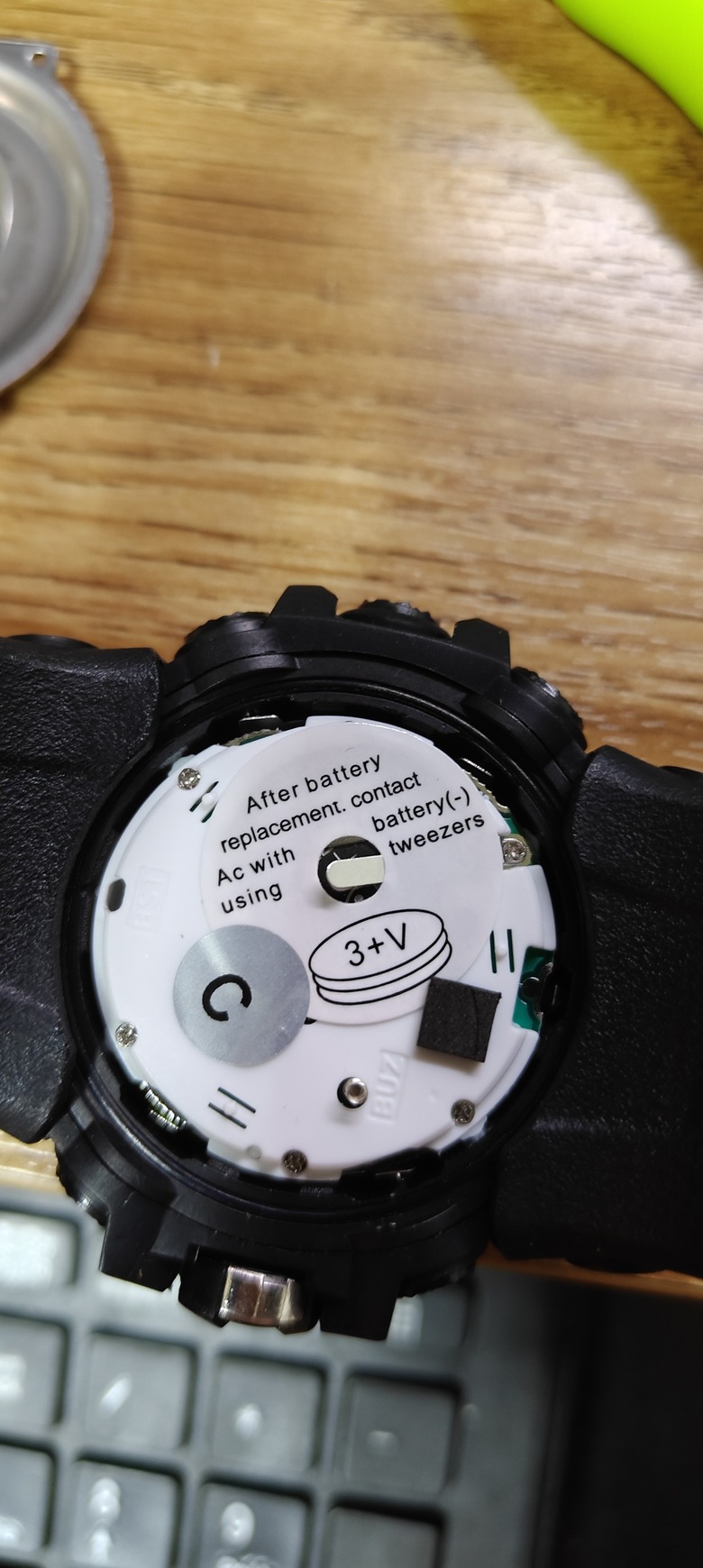 電子錶更換完電池背光功能失效