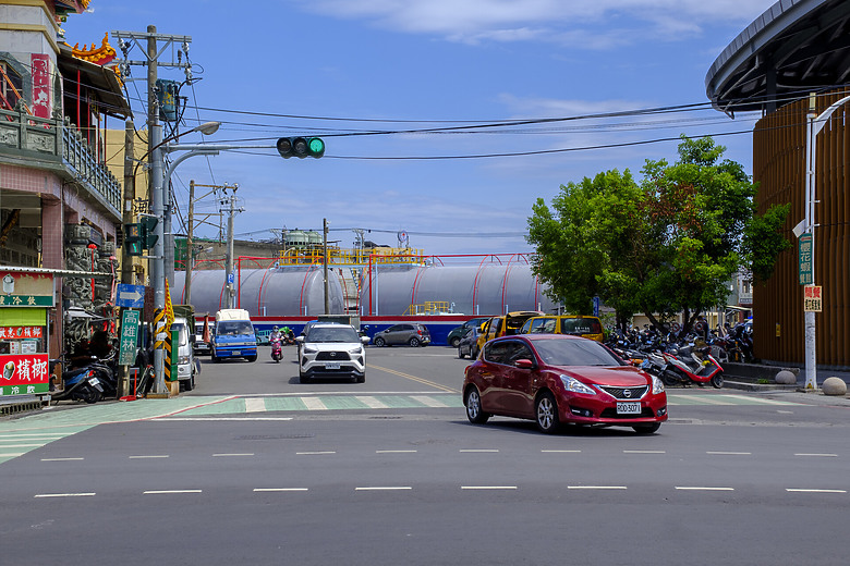 高雄新火車站、美麗島捷運站、東港海味與街頭攝影旅拍 - 使用X-PRO2相機與蔡司 Touit 鏡頭