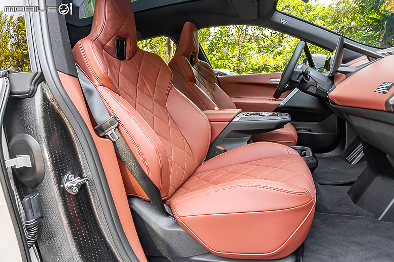 BMW 小改款 iX xDrive45 M Sport 試駕|霸氣更增、續航更長的純電旗艦!