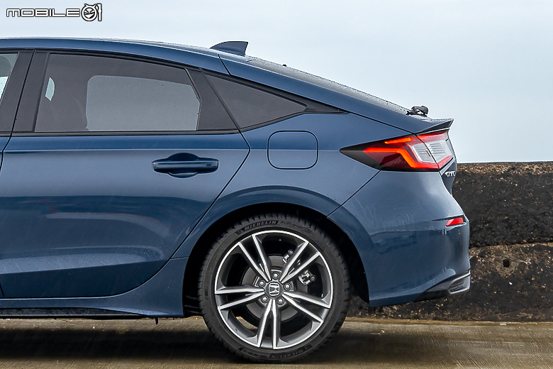 Honda 小改款 Civic e:HEV 試駕｜輕快好開又省油，均衡操控沒話說！