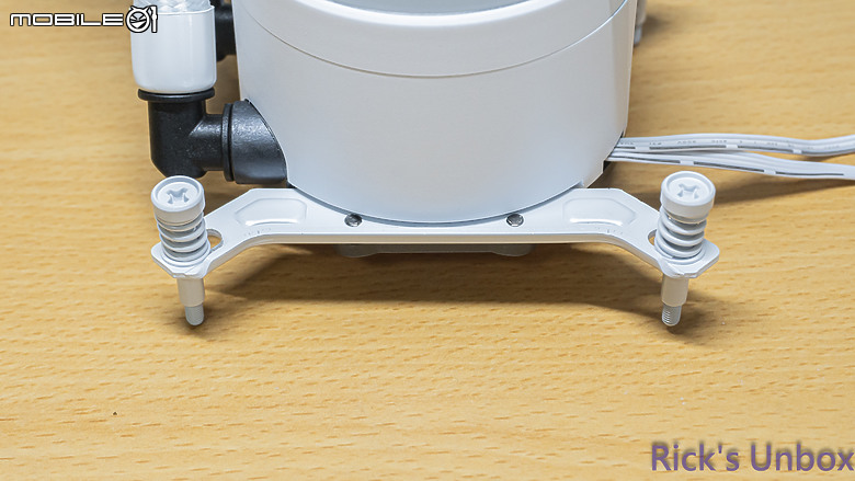 點我看大圖 【開箱】全漢首款一體式水冷 | FSP AE36 WHITE