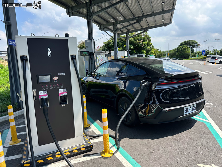Tesla Model Y 小改款 Long Range AWD 試駕｜千里電耗實測、體驗其全面性的有感升級！